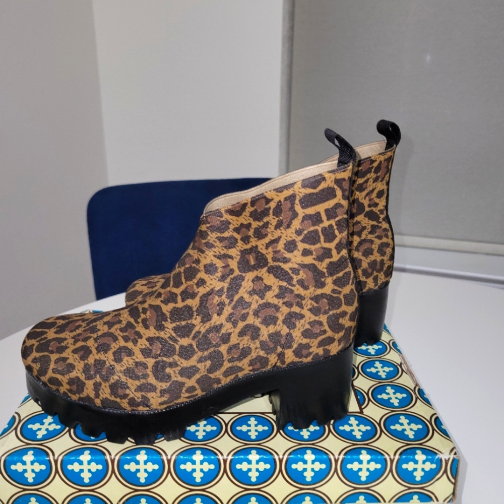 Size 5 Leopard booties